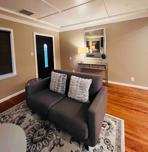 Popular Airbnb listing: Media District Burbank: 2BR Gem. in Burbank