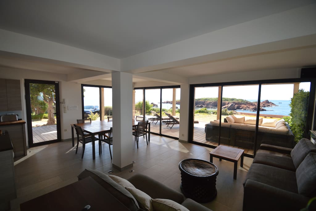 Très bel espace coin repas s'ouvrant sur la terrasse et la vue mer