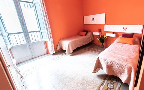 Private room for one in the centre with breakfast