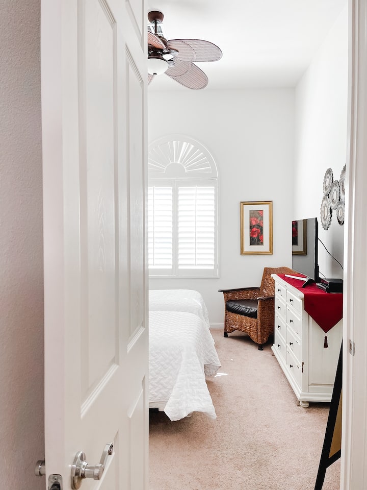 Враќајќи се во ходникот, ќе ја најдете спалната соба за гости со праски!
