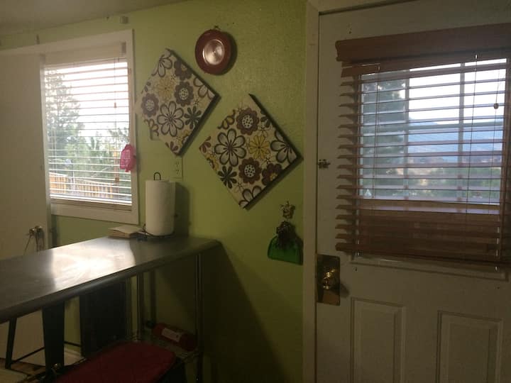 Kuhinja/dnevni boravak s štednjakom na drva i svim udobnostima ; te puno svjetla i sjajnog krajolika kroz svaki prozor.