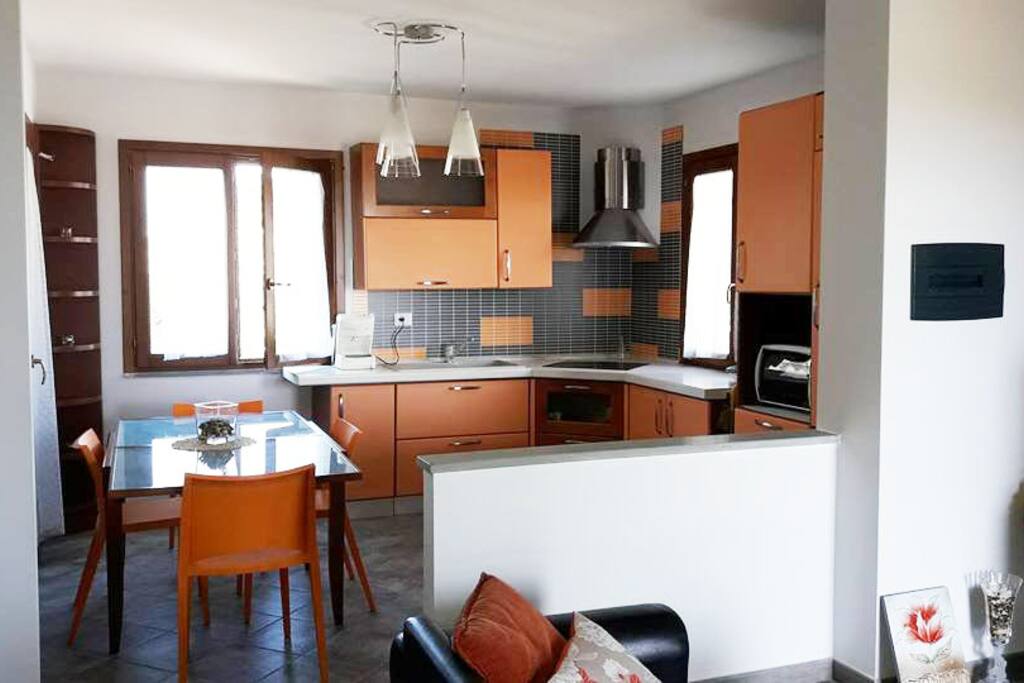 cucina attrezzata con fuochi a induzione elettrica
con tavolo 7 posti