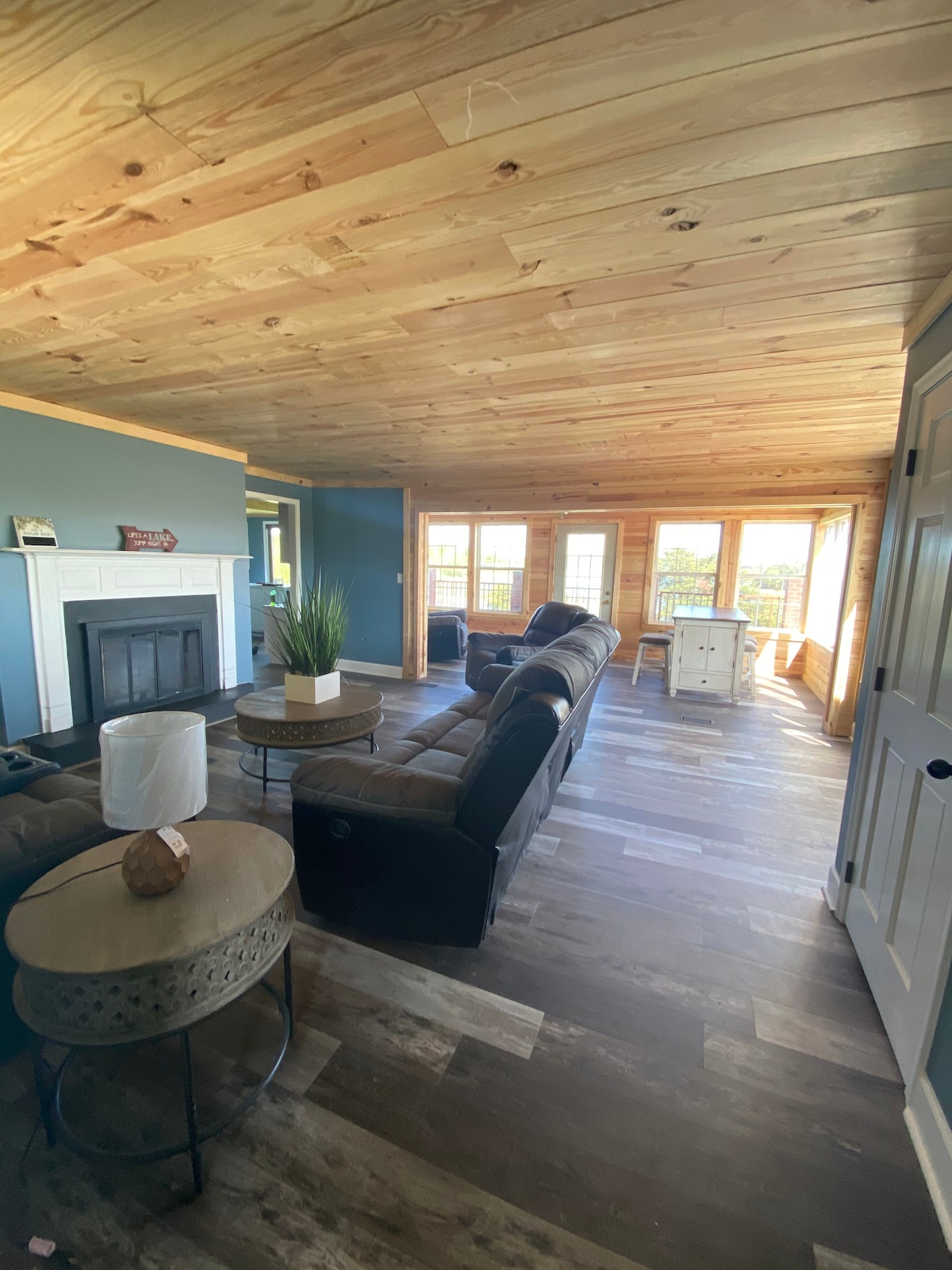 Top Airbnb: “Majestic Memories” Lakefront and Smoky Mountain in Dandridge