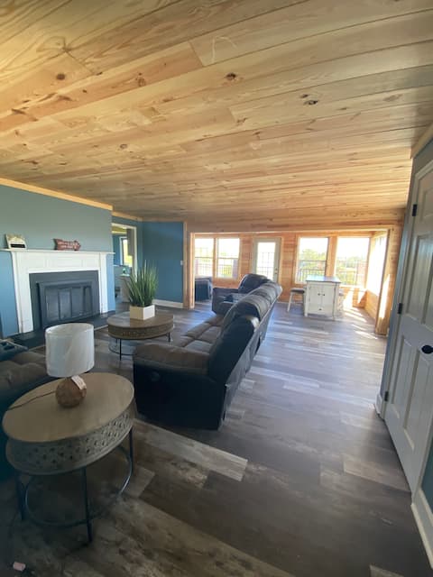 Top Airbnb: “Majestic Memories” Lakefront and Smoky Mountain in Dandridge