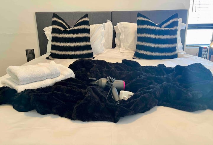 חדר שינה 1 עם מיטת קינג סייז