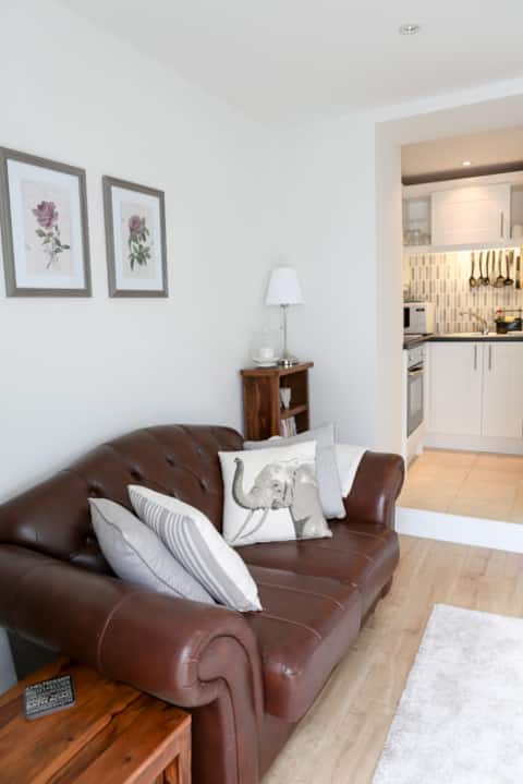 Top Airbnb: Detached Cotswold Stone Coach House in Cheltenham