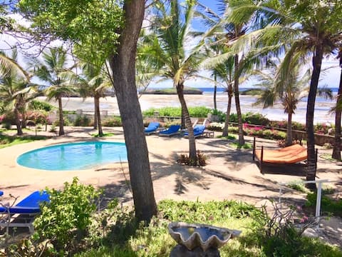 Large beachfront cottage with pool in Watamu