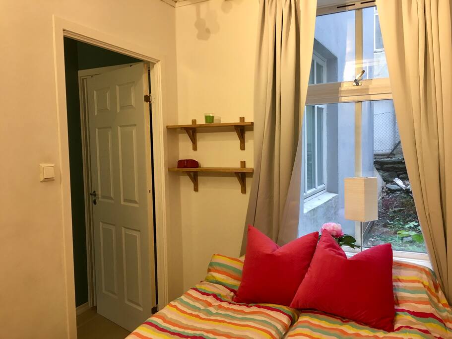 Bedroom with double bed and a closet with drawers available. Window facing a quiet backyard