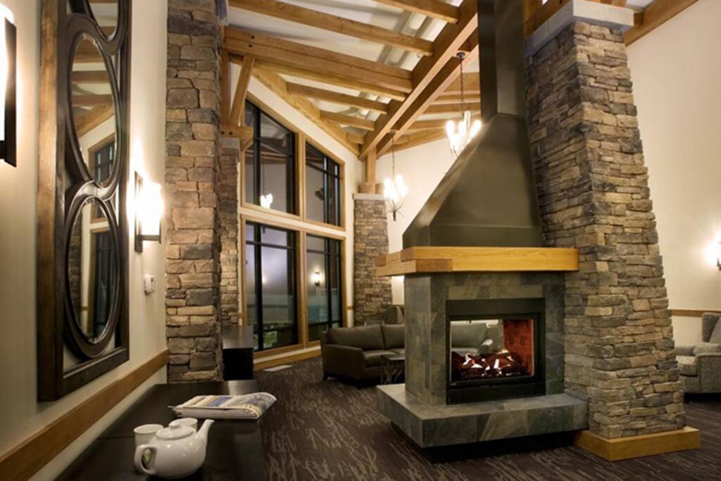 Common area lobby / poolside