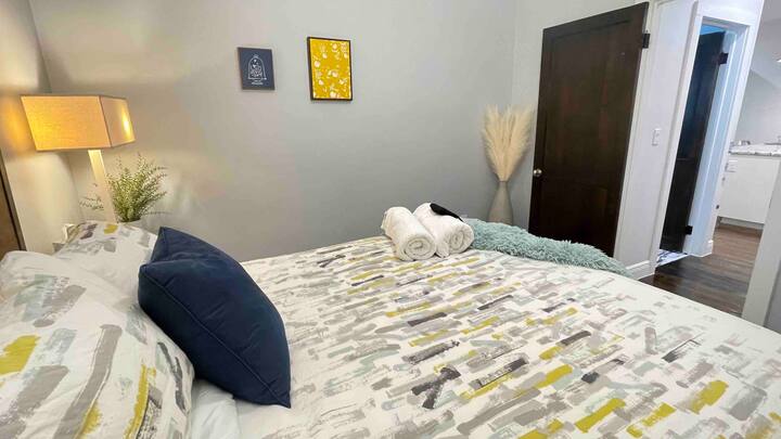 Მეორე საძინებელში არის დედოფლის ზომის მეხსიერების ქაფის ლეიბი, რომ თავგადასავლებისთვის კარგად დაისვენოთ.