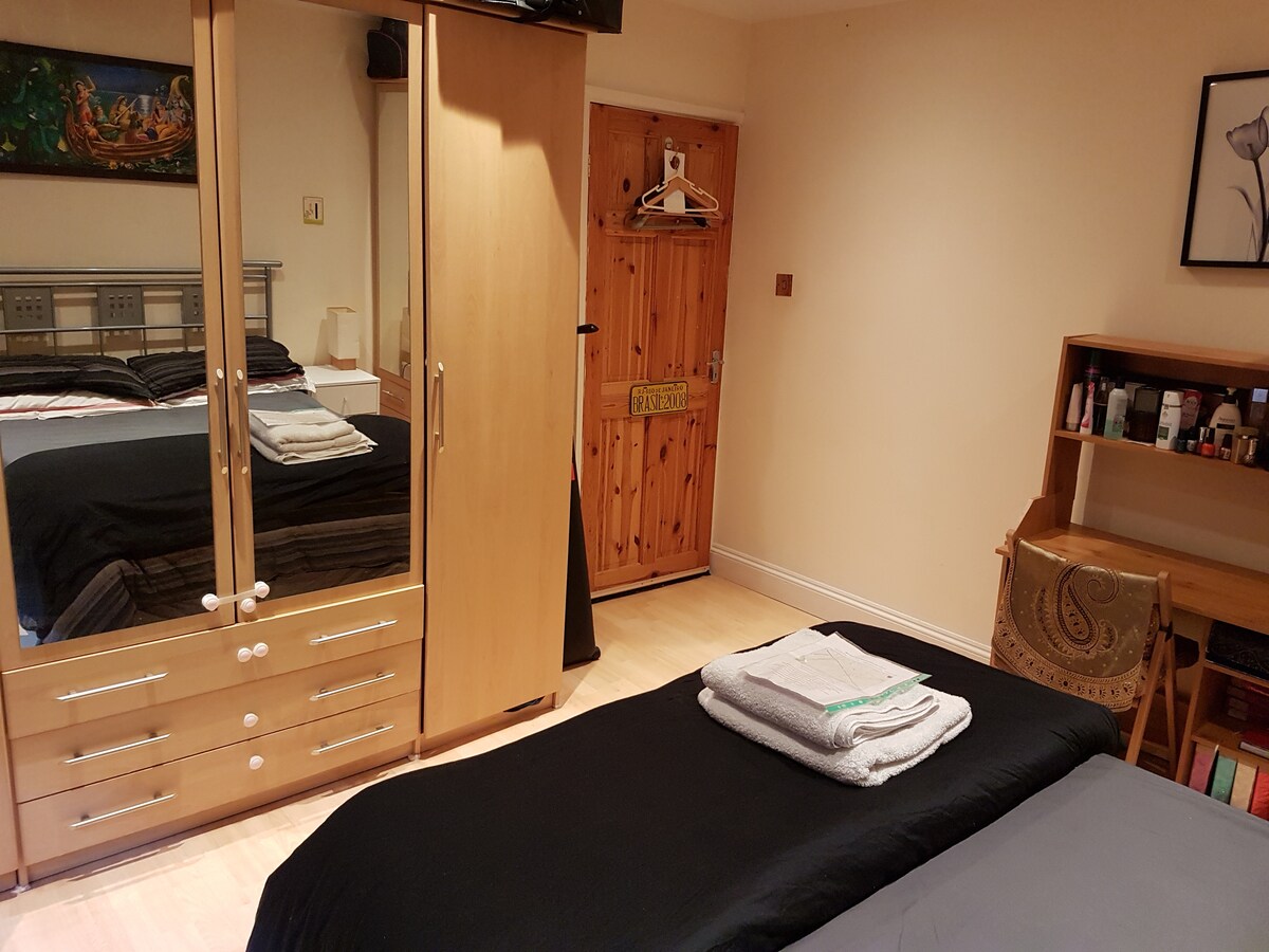 سرير مزدوج مع بطانية كهربائية وخزانة ملابس ، ثابتة وشاي/قهوة/وجبات خفيفة ،  مكواة/مجفف شعر/غلاية