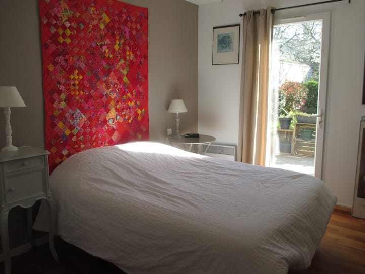 غرفة نوم مفتوحة للحديقة