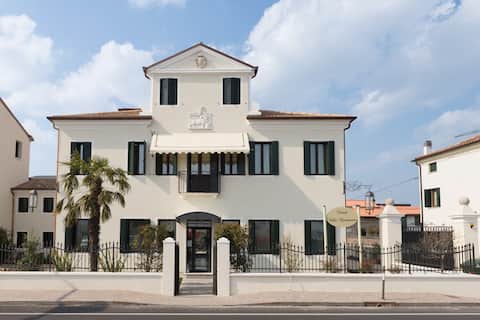 STUNNING 15-BEDROOMS VENETIAN VILLA NEAR VENICE