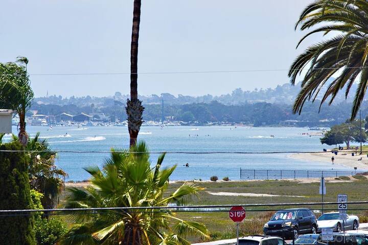 Stunning 4BR Villa with Bay Views & Rooftop Decks! gallery image 5