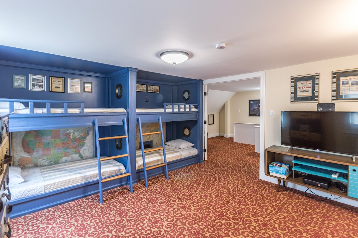 Titanic客房配有4张双人床、带xbox的电视、乐高、娃娃屋、拼图、林肯木材。