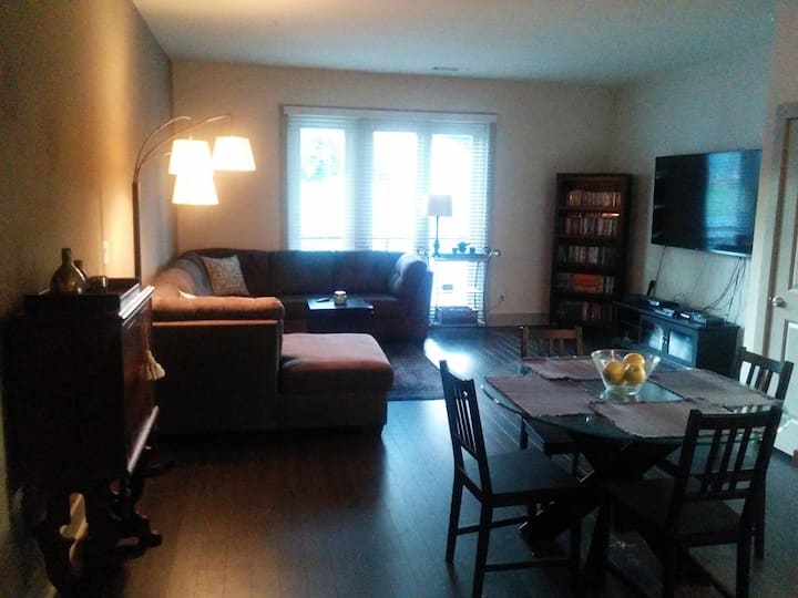 Imagen 1 de Amplio apartamento de 2 dormitorios y 2 baños cerca del centro de la ciudad