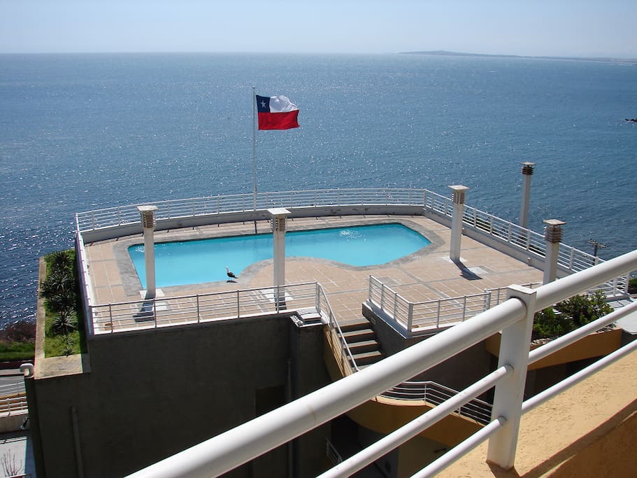 vista a la piscina desde el balcón.