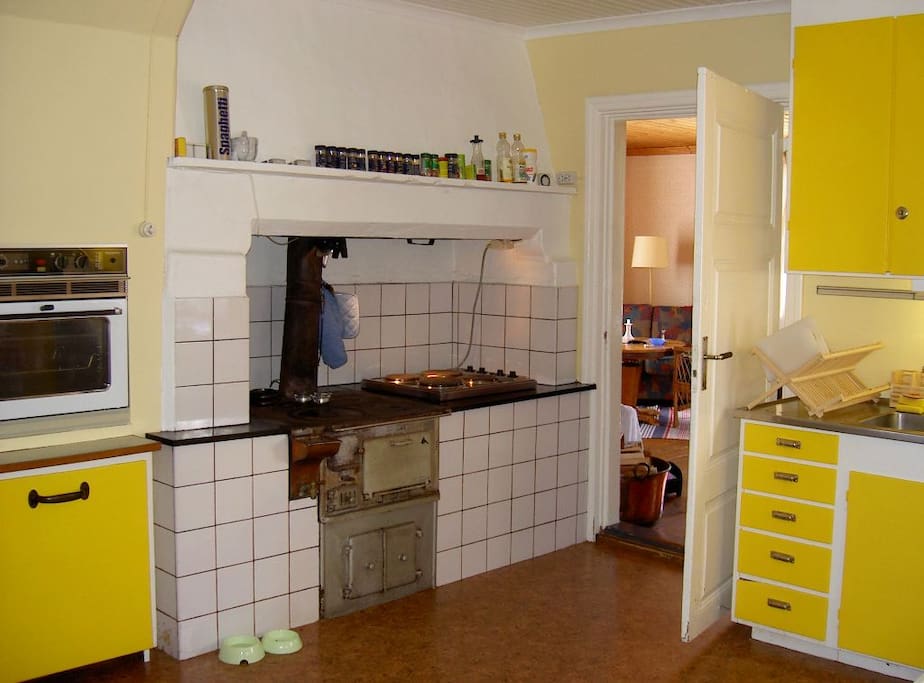Kök med fungerande vedspis samt modernt komfort
