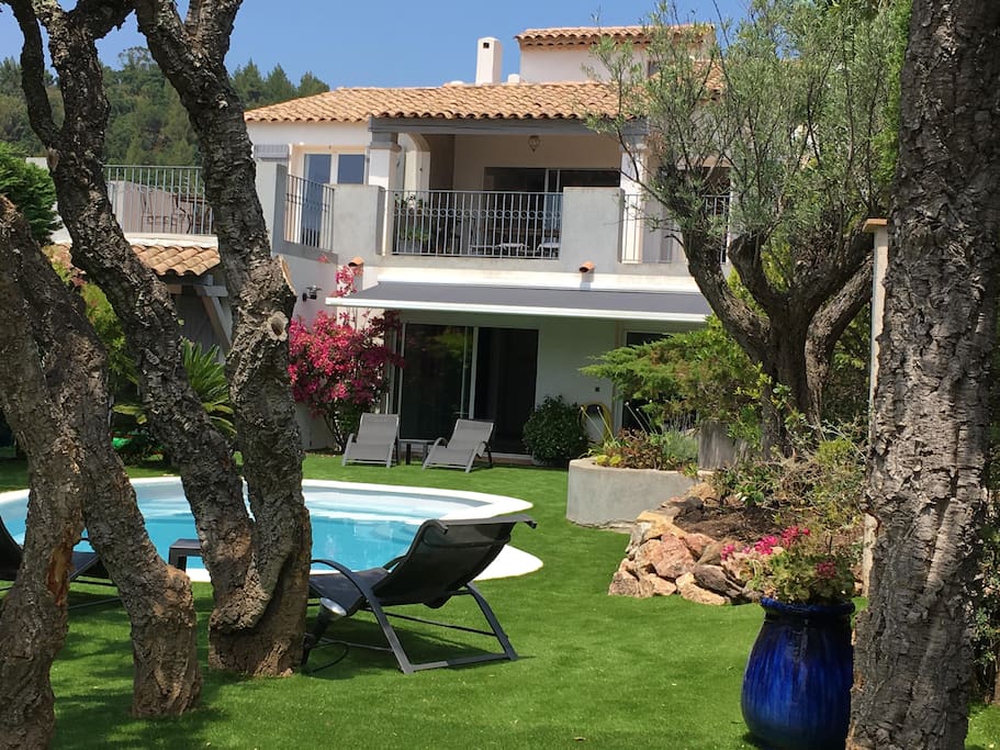la maison, le jardin et sa piscine