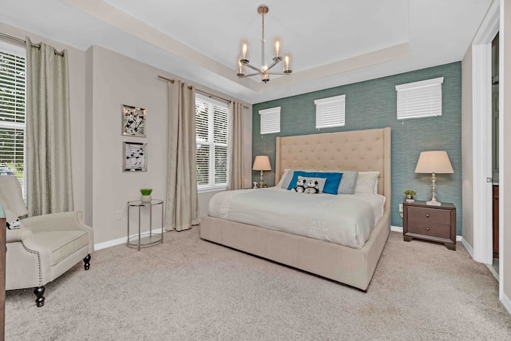 Este gran maestro en suite está ubicado en el primer piso. Es clásico de Disney temático con arte de Mickey y Minnie blanco enmarcado en blanco y negro. La suite tiene un baño conectado con ducha, lavabos dobles y ventana sobre la ducha para dejar entrar la luz natural.