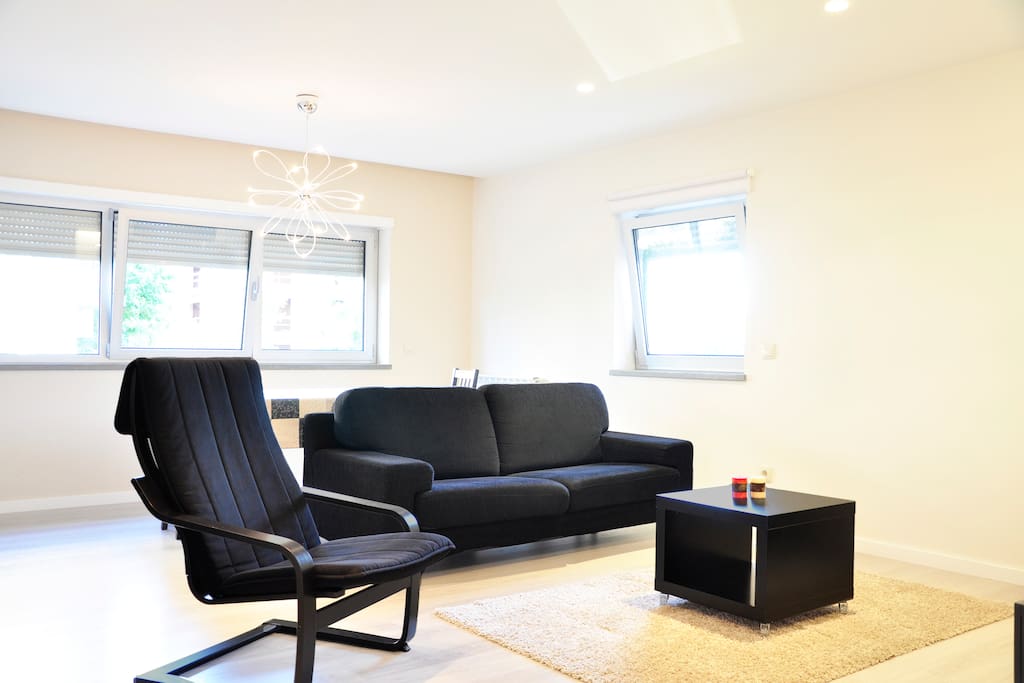 Sala de estar totalmente equipada com televisão por cabo, wi-fi, aquecimento central e mesa de jantar.