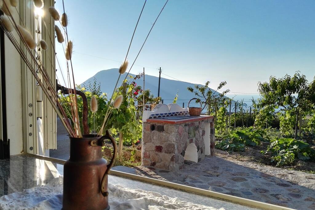 Vista dalla finestra
sull'isola di Salina ed il vigneto