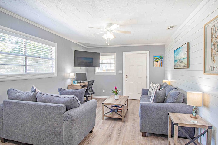 Charming 2br • Pet Friendly • Entire Home - United States
