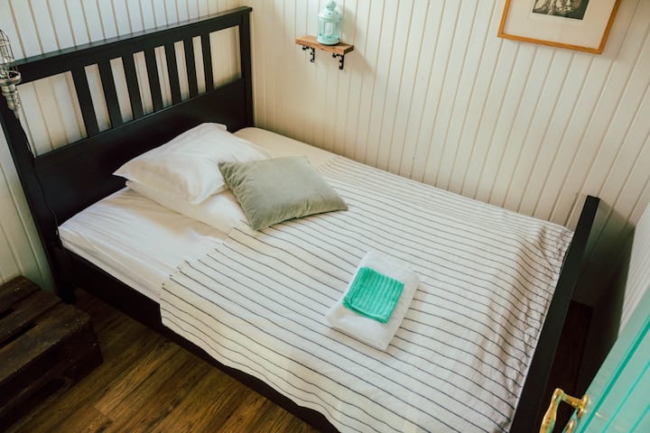 Schlafzimmer 1