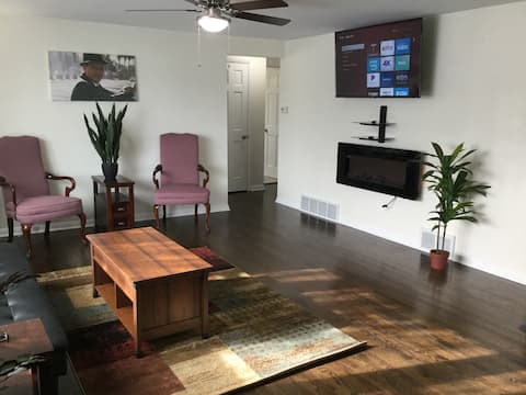 Hollywood! Pro Cleaned, Self Check In - Sleeps 10