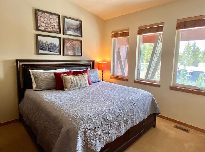 חדר שינה ראשי עם מיטה בגודל טוב.