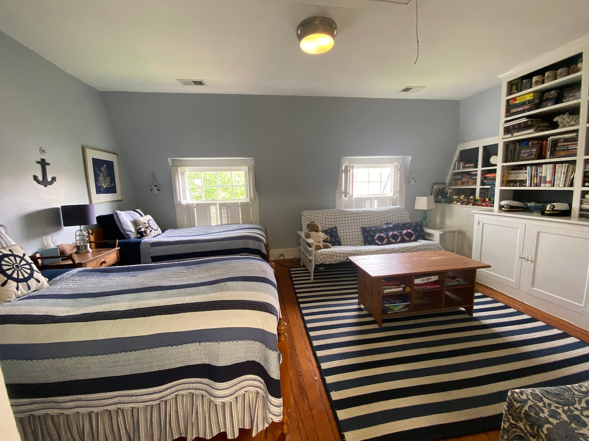 ห้องนอนเตียงแฝดชั้น 3 (มีเตียงแฝด 2 หลังและฟูกนอนขนาดใหญ่)