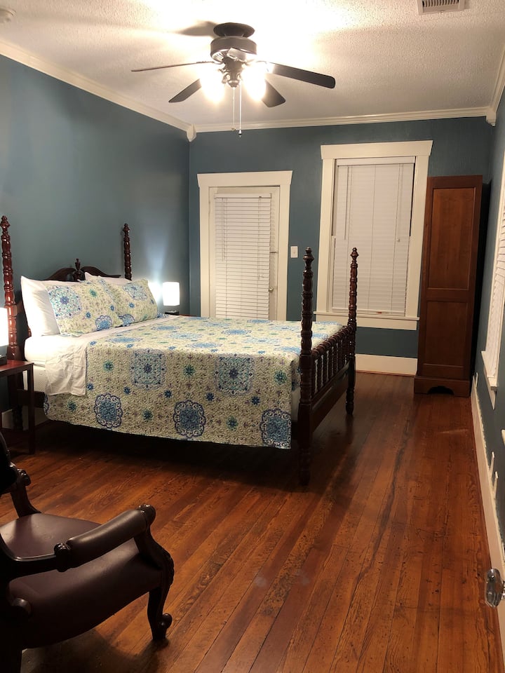 Accès à la chambre principale et au balcon