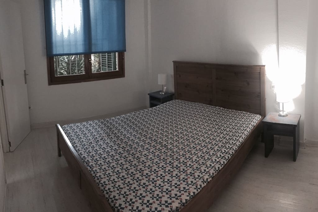 Habitacion cama de matrimonio con un juego de sábanas. Vistas al jardín y al mar. Habitación con aire acondicionado.