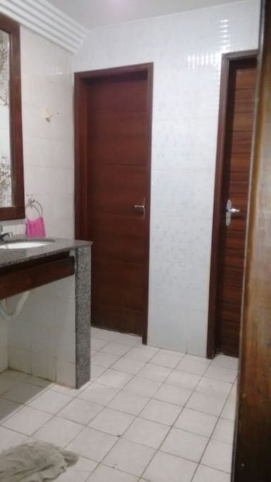 banheiro com portas individuais para vaso sanitário e chuveiro