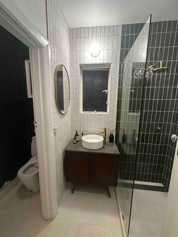 Lovely, cool, ground floor apartment with garden gallery image 4