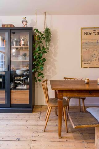 ONE OF A KIND 2STORY DUTCH TOWN HOUSE WITH PATIO gallery image 2