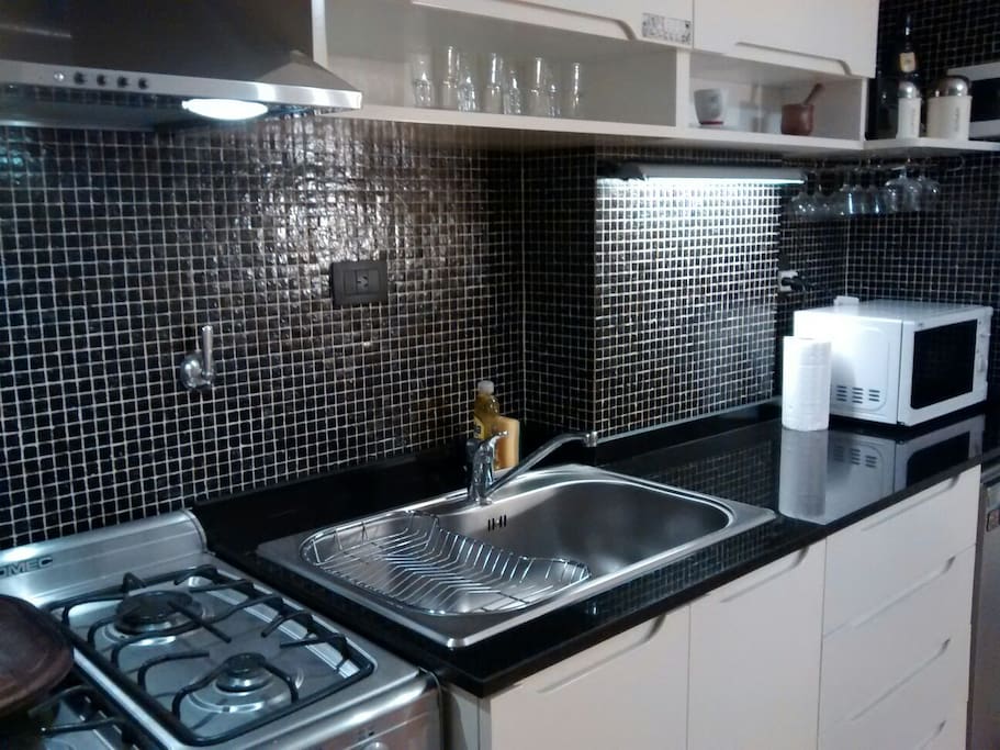 Cocina completa con microondas y equipada con todo lo necesario para una buena estancia.