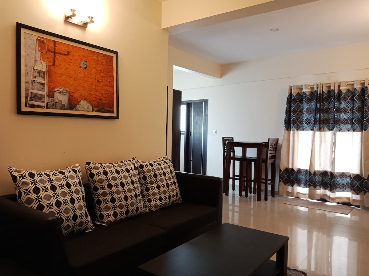 Sala de estar luminosa y bien ventilada con balcón adjunto