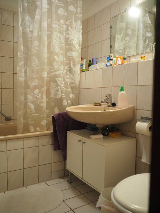 Bad mit Wanne und Toilette