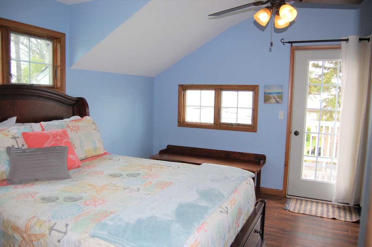 2. spavaća soba jednako je prostrana i pristupačna vanjskoj gornjoj palubi.  Gledajte izlazak ili zalazak sunca tijekom boravka.