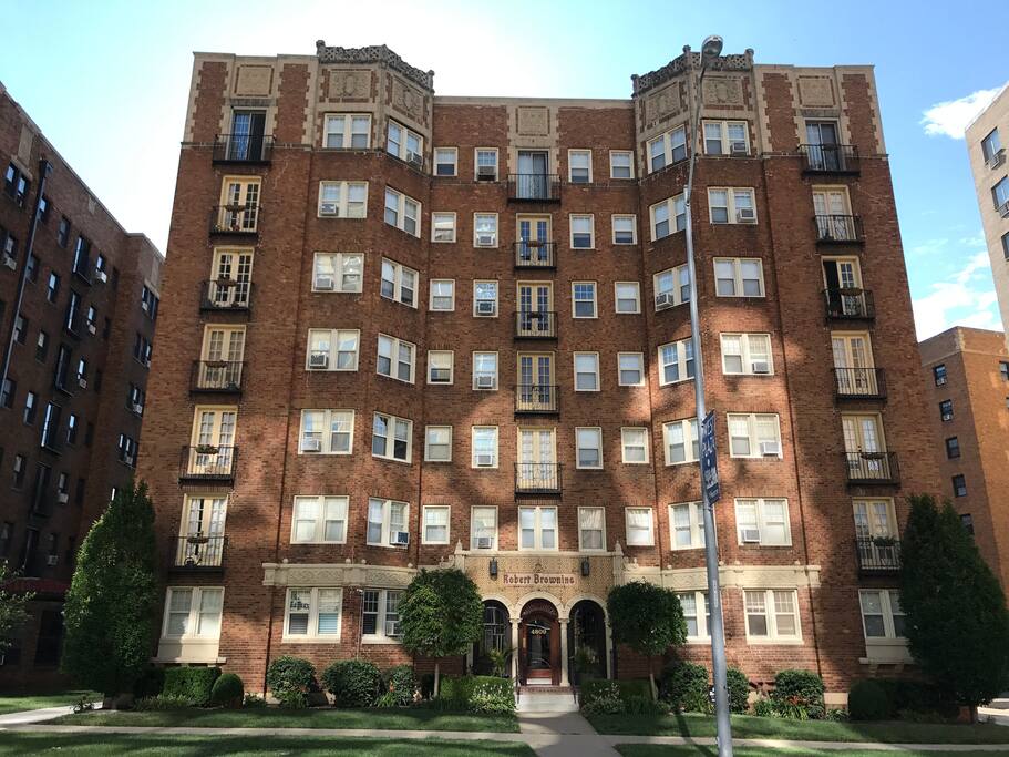 The Robert Browning - a preserved 1920s historic "Poet" Building