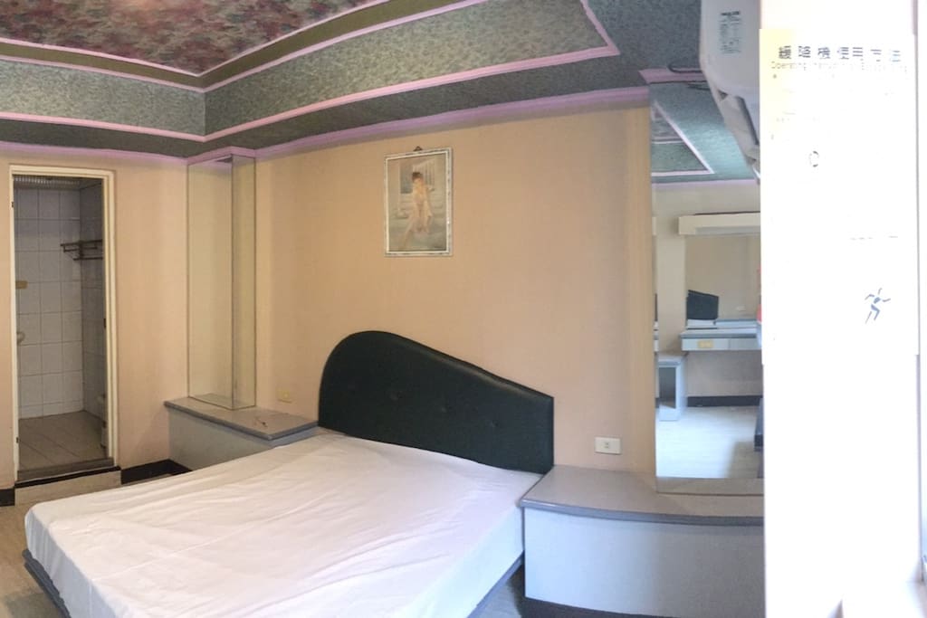 液晶電視,冷氣,免費無線上網。
7-11 在對面。 平日$800 / 晚,假日 $1000/晚.
TV,Air Conditioning,Free Wifi.
Across from 7-11
NT$800 up