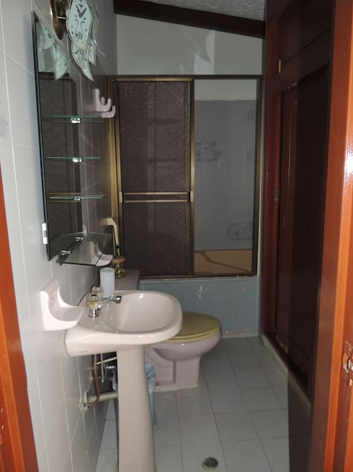 Baño completo privado / Private Bathroom