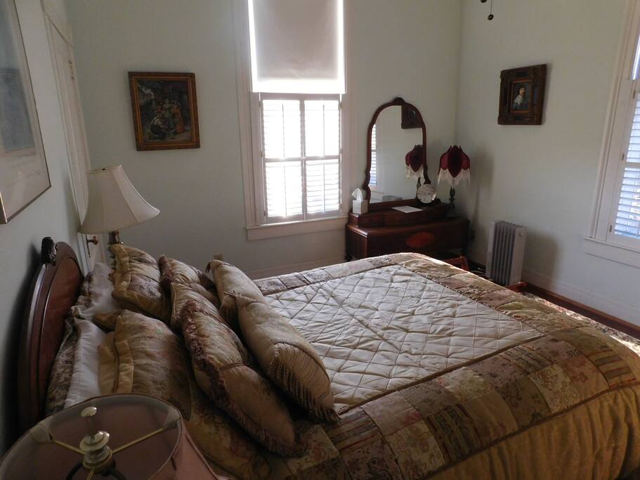 1900 French Arte Deco room with queen size bed