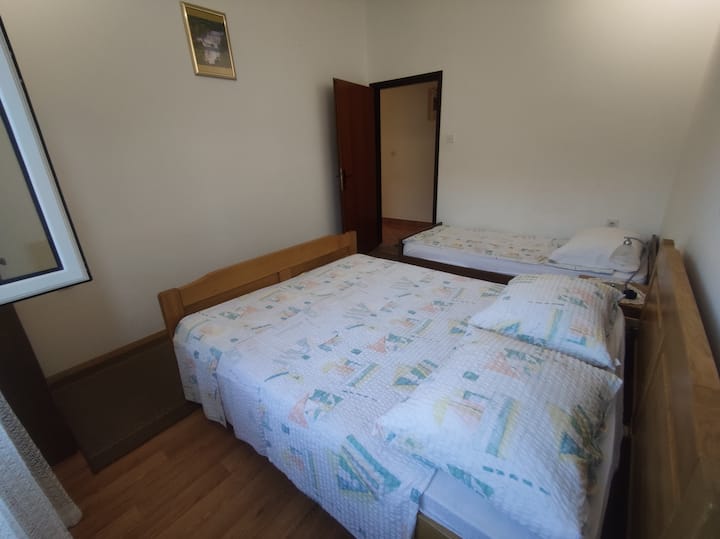 Dormitorio doble con una cama individual adicional