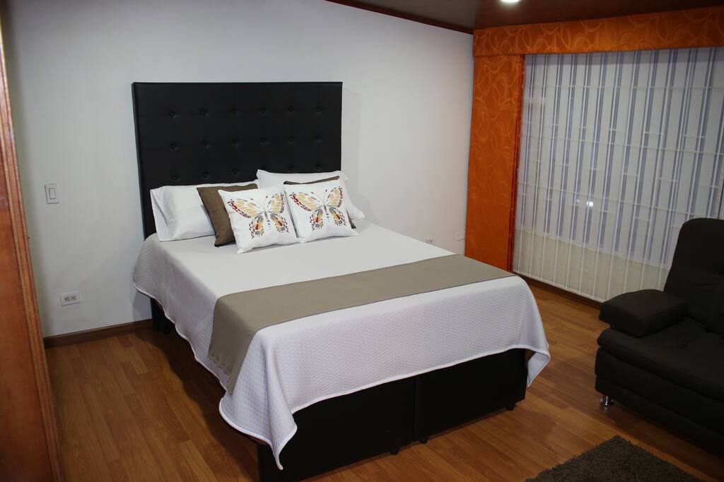Habitación 1: Cama Doble, Cama auxiliar sencilla y Sofacama