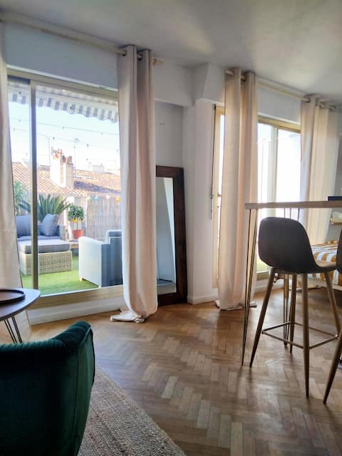 Top performing Airbnb: Studio • 25 m² private rooftop • A/C • Marseille in Marseille 1er Arrondissement