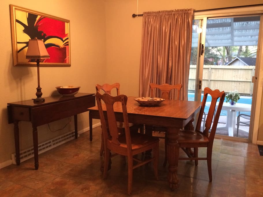 Dining off kitchen - can seat 6