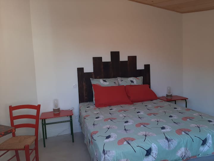 Habitación grande, con cama de 160 de ancho 2 metros. Gran vestidor