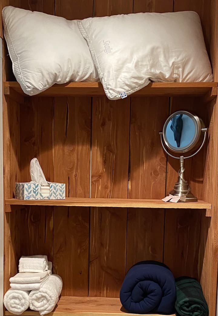 Šatňa, úložný priestor v kúpeľni, OBROVSKÁ skriňa, prikrývky, make-up zrkadlo, kleenex